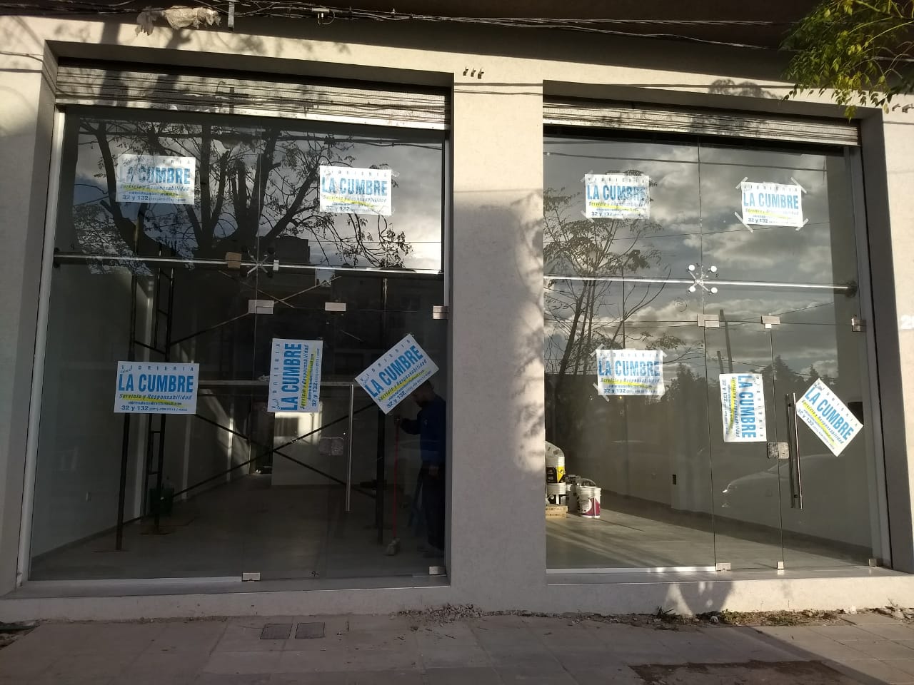 Dos locales comerciales con frentes vidriados de piso a techo